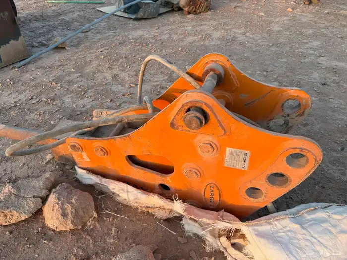 دقاق جي سي بي للبيع 1