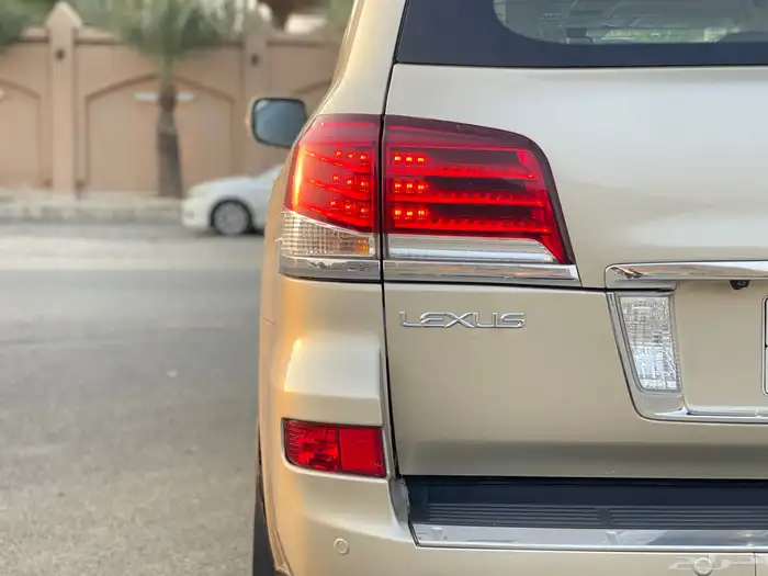 جيب لكزس LX570 موديل 2015 قمة في النظافة. 11