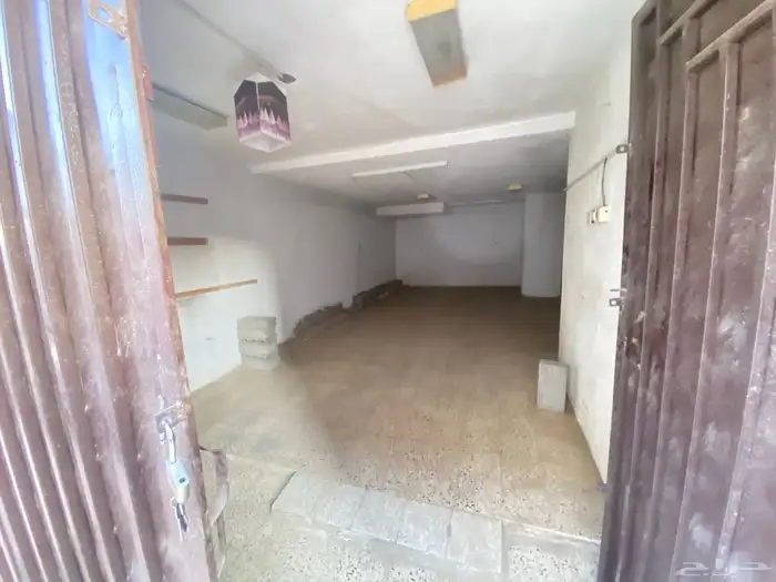 مستودع صغير بدروم مساحة 100 0