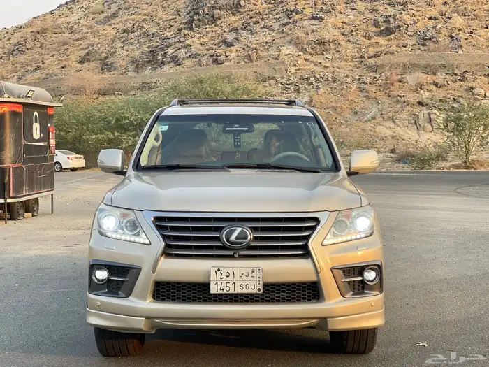 جيب لكزس LX570 موديل 2015 قمة في النظافة. 0