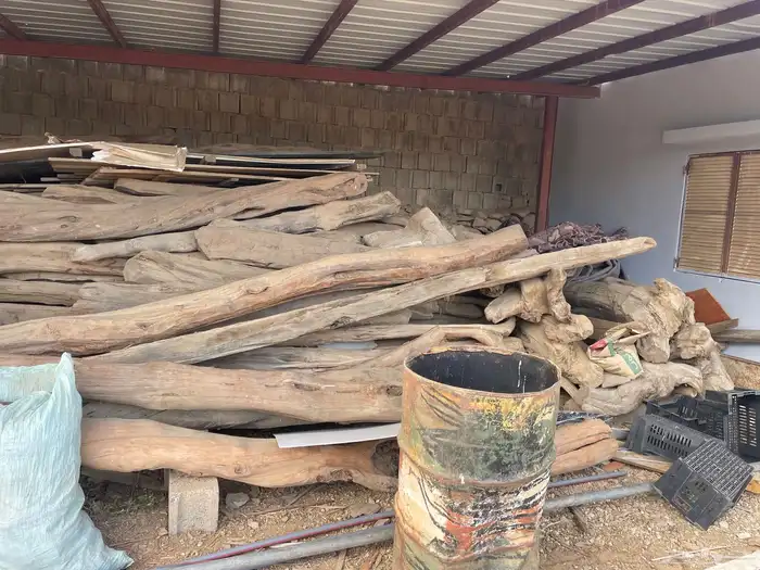 معادل وسواري سقف بيت قديم وابوا قديمه عرعر بحاله ممتازه تن 0