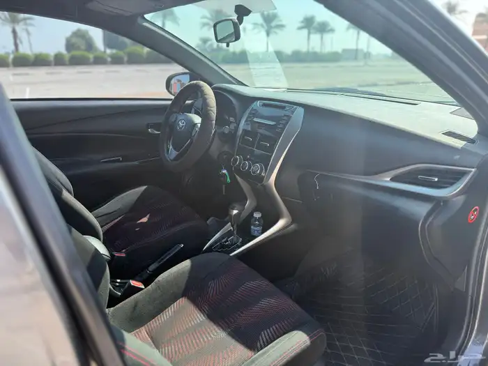 تويوتا يارش هاتش باك نظيفة جدا صيانة وكالة تم تنزيل الحد 43 18