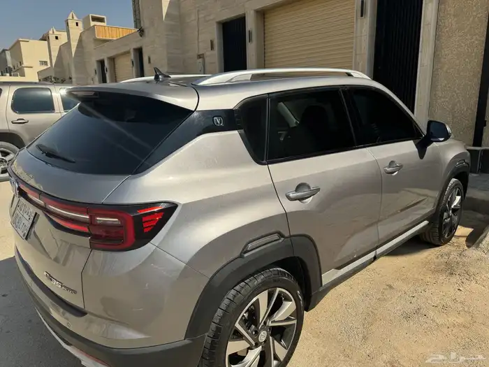 ماشي 142 الف باسم اختي وكاله يوجد رش في الباب الخلفي فقط 5