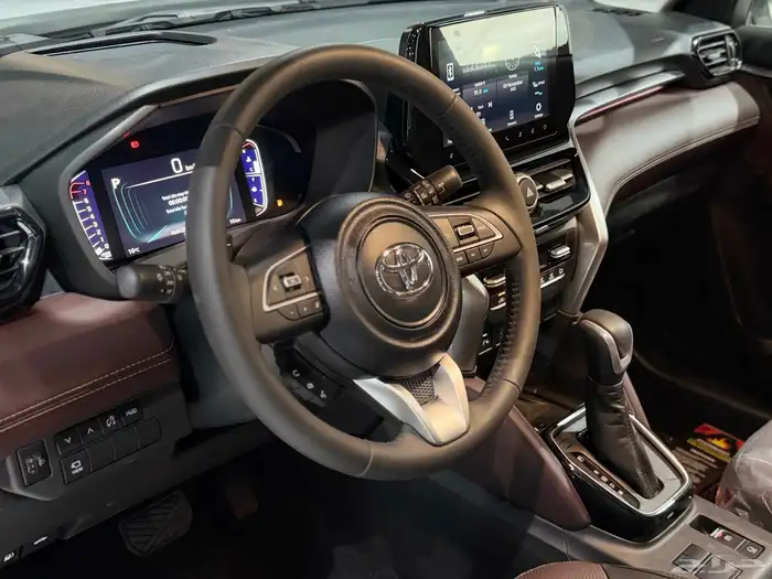 تويوتا اوربان فل سقف اسود بنزين 2026 نظام 50-50 7