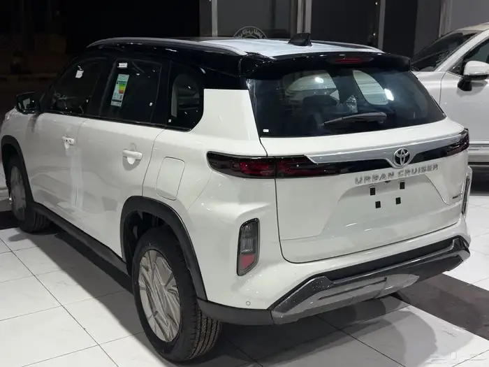 تويوتا اوربان فل سقف اسود بنزين 2026 نظام 50-50 4