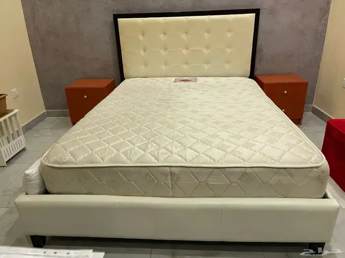 سرير كينغ جلد و خشب زان مليان اصلي مع كامل ملحقاته 2