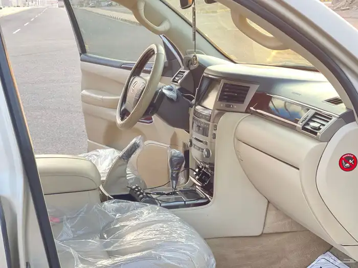 جيب لكزس LX570 موديل 2015 قمة في النظافة. 20