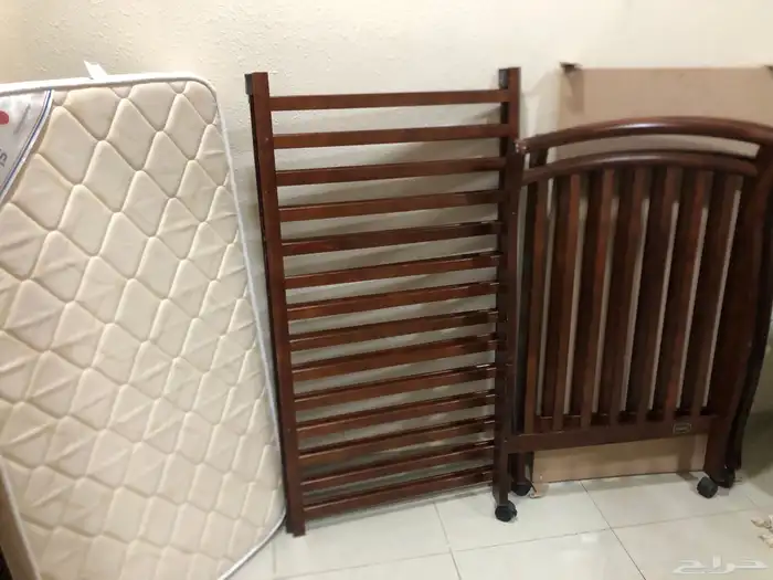 سرير اطفال ماركة جونيورز مع مرتبه جونيورز شبه جداد 5