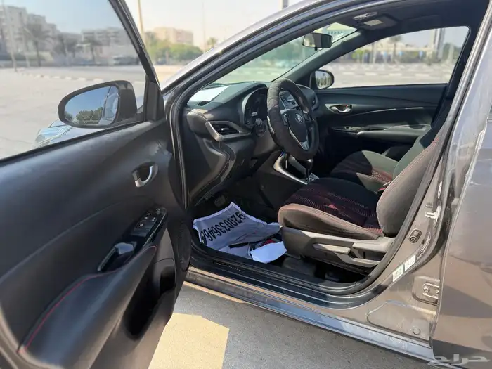 تويوتا يارش هاتش باك نظيفة جدا صيانة وكالة تم تنزيل الحد 43 21