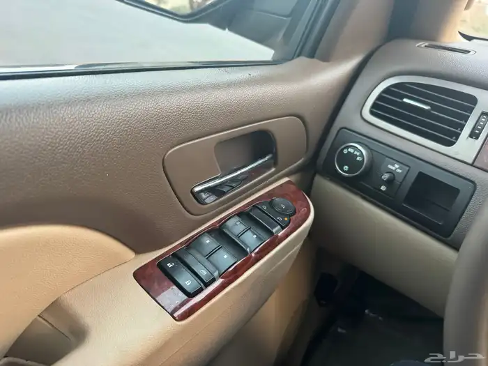 شيفرولية سوبربان 2013 اسود ملكي نظيف للبيع 36