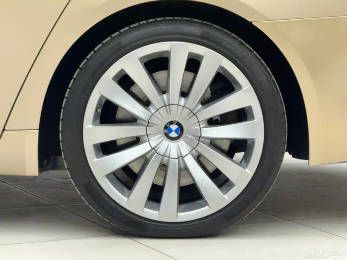 BMW 750Li 2011 ممشى قليل قمة النظافة 4
