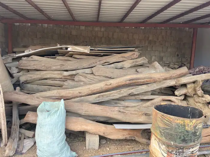 معادل وسواري سقف بيت قديم وابوا قديمه عرعر بحاله ممتازه تن 1