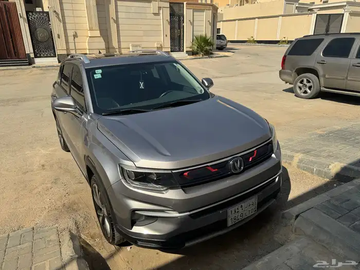 ماشي 142 الف باسم اختي وكاله يوجد رش في الباب الخلفي فقط 3