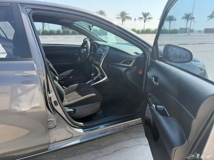 تويوتا يارش هاتش باك نظيفة جدا صيانة وكالة تم تنزيل الحد 43 13