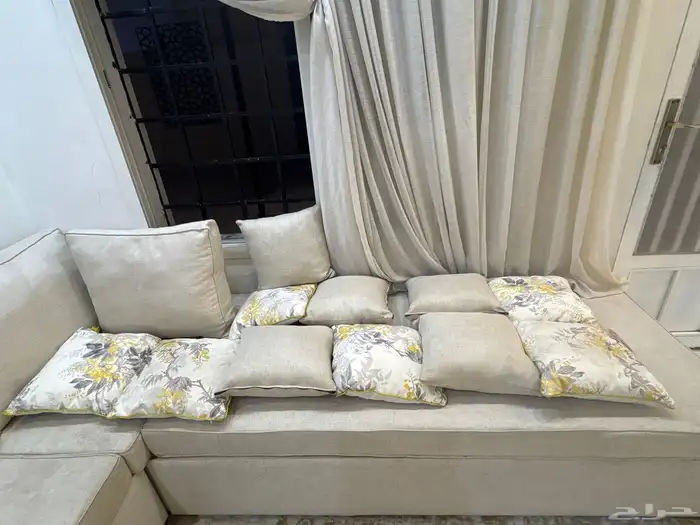 اعرض لكم اليوم5 كنبات و10 مخدات كبيره 6 صغير اصفر و5لون بيج 3