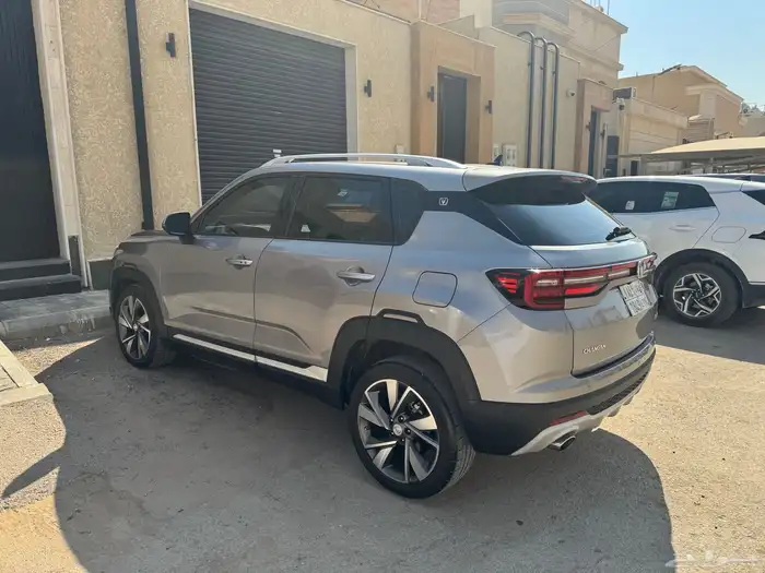 ماشي 142 الف باسم اختي وكاله يوجد رش في الباب الخلفي فقط 1