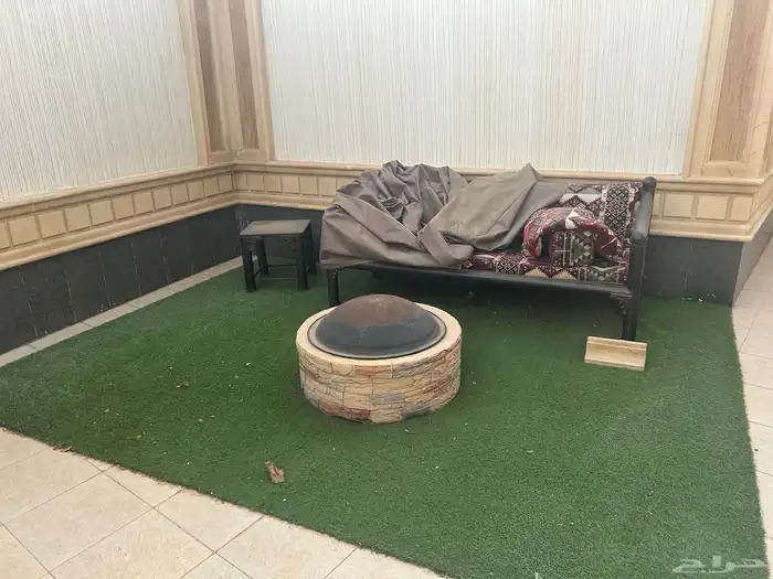 جلسات عدد (2) مع طاولاتها وا فرش عشب صناعي وا منقل 1