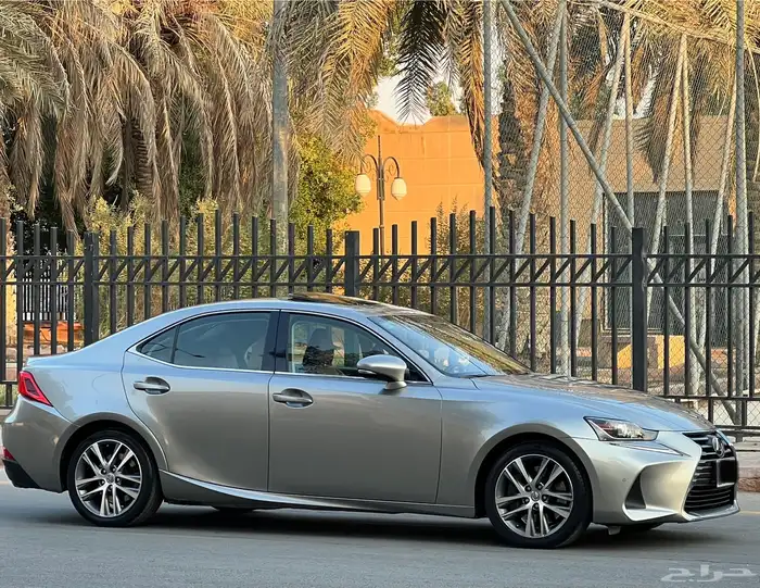 لكزس lS 300 2020 سعودي 8