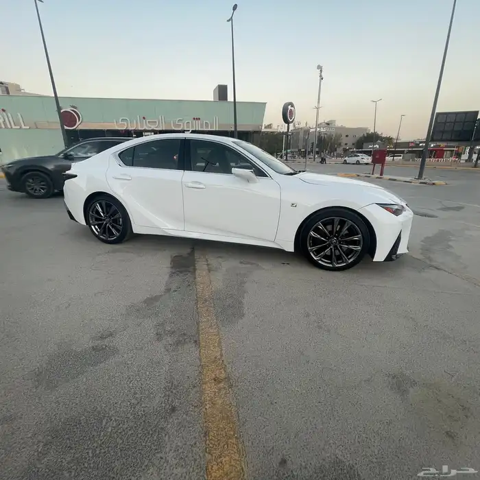 لكزس is 300 F Sport 2021 ماشيه 20 الف فقط 3