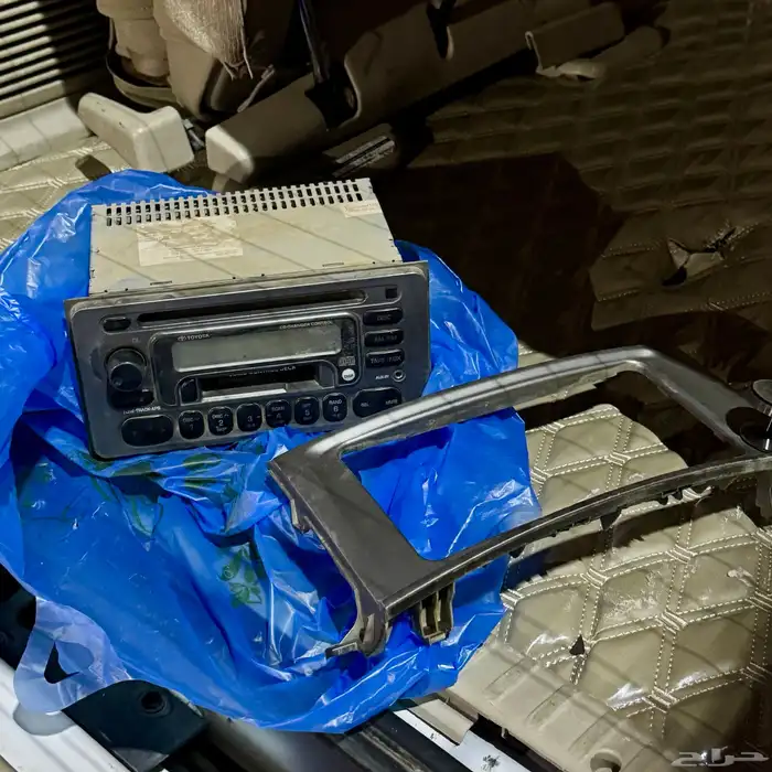 لاندكروزر 2004 عداد قليل ( قير عادي ) 27