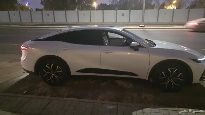 كراون 2023 ابيض لولوي تويوتا موديل 2023 1