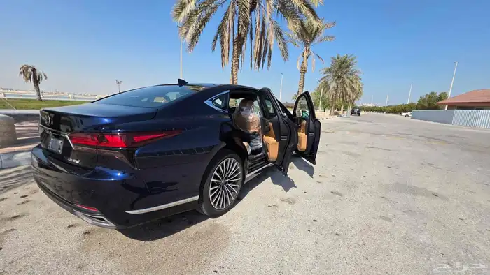 لكزس LS 350 موديل 2025 شبه جديدة ما مشت إلا 2000 كم فقط 31