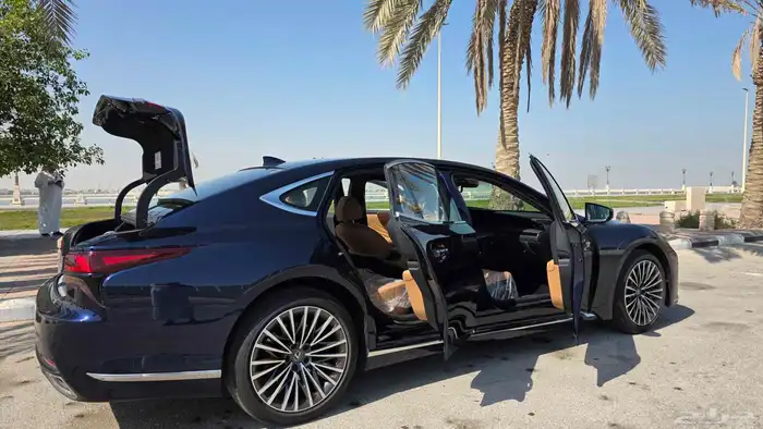 لكزس LS 350 موديل 2025 شبه جديدة ما مشت إلا 2000 كم فقط 32