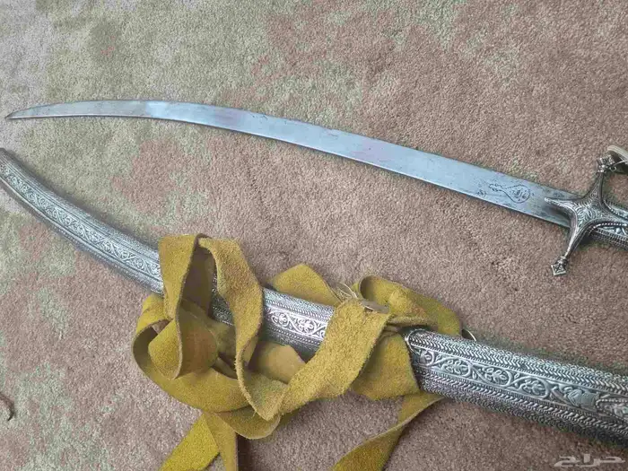 سيف فضه قديم منقوش وسله قديمه مع الحزام جلد 2