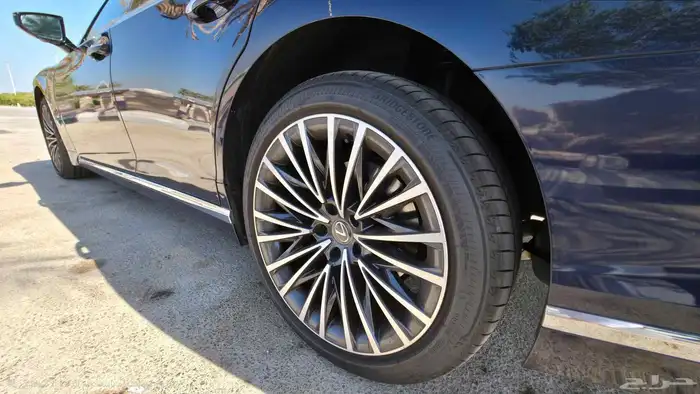 لكزس LS 350 موديل 2025 شبه جديدة ما مشت إلا 2000 كم فقط 18