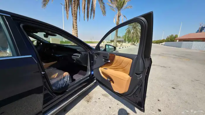 لكزس LS 350 موديل 2025 شبه جديدة ما مشت إلا 2000 كم فقط 22