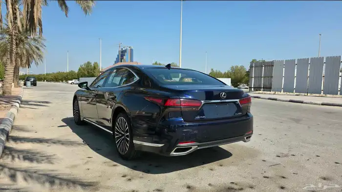 لكزس LS 350 موديل 2025 شبه جديدة ما مشت إلا 2000 كم فقط 10