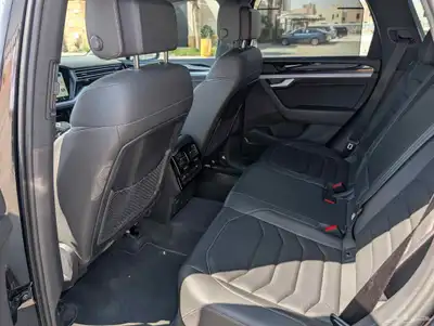 جيب طوارق أسود R-line 2022 Touareg SUV ضمان ساري index