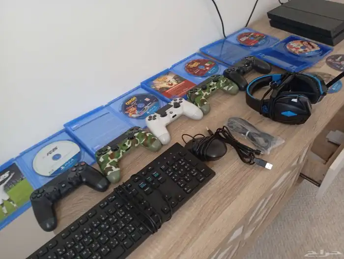 بلايستيشن 4 الاصلي مع خمس ايادي و ماوس و كيبورد و سبعة أشرطة 2