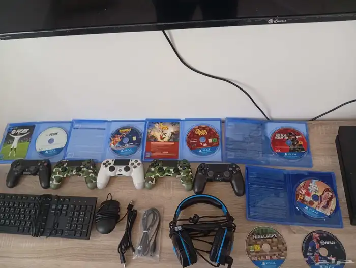 بلايستيشن 4 الاصلي مع خمس ايادي و ماوس و كيبورد و سبعة أشرطة 3