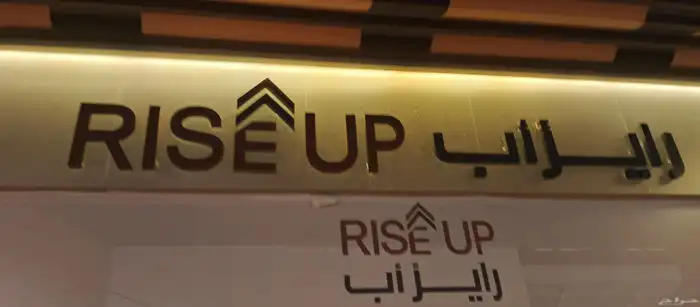 فني وخطاط نيون لوحات مضيه الدعايه والاعلان 2