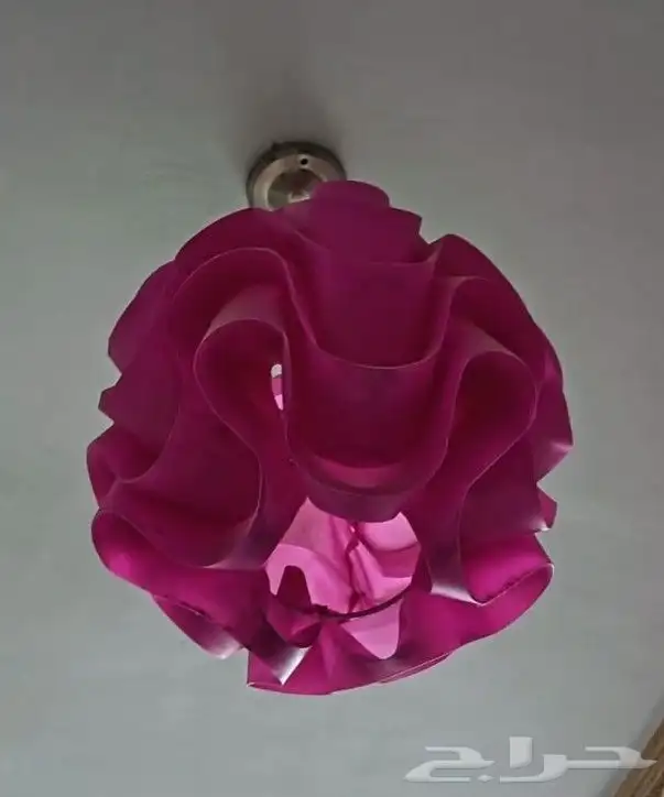 للبيع نجف ثريا وردية بتصميم زهري أنيق مستعملة   قطعتان 0