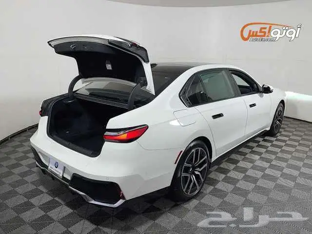 2025 بي إم دبليو 740i 18