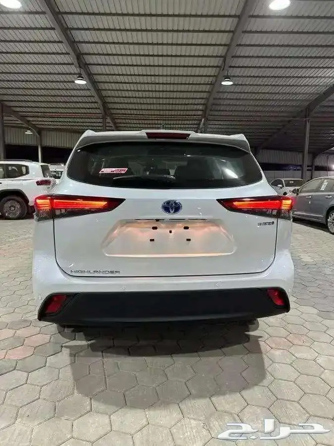 تويوتا هايلاندر LE دبل 2025 اللون ابيض 4