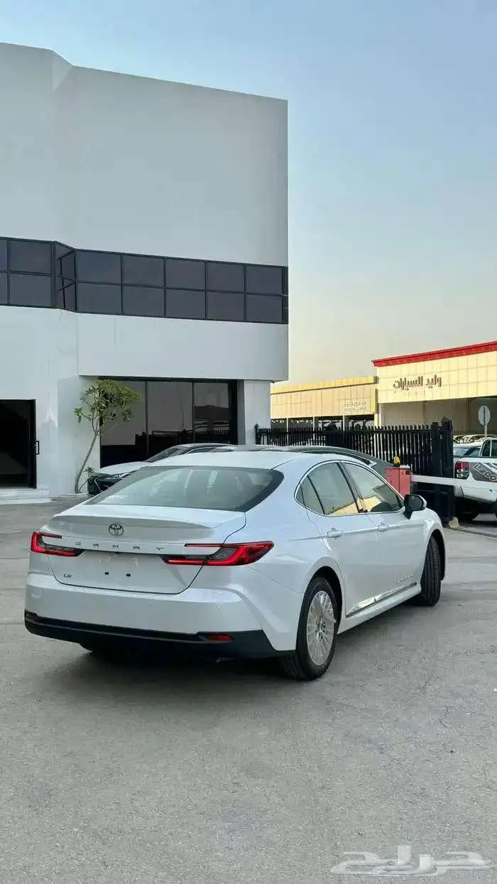 تويوتا كامري نص فل LE بنزين 2025 باقل الاسعار 1