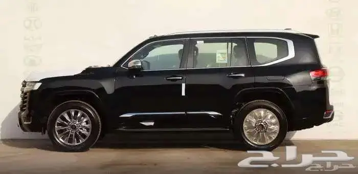 لاندكروزر VXR موديل 2025 بنزين حبه فقط لون اسود 9
