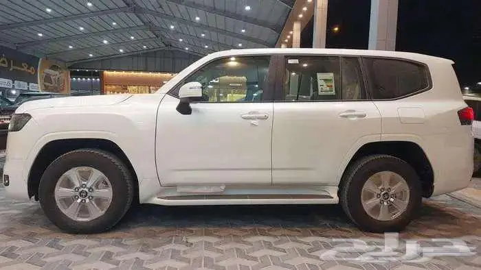 لاندكروزر جي اكس ار رقم 4 و 3 بنزين 2025 7