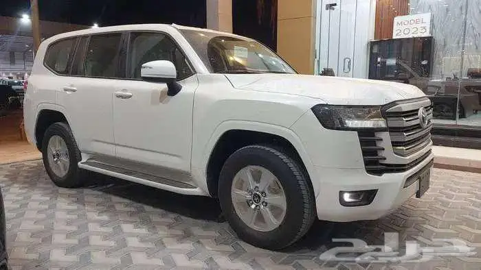 لاندكروزر جي اكس ار رقم 4 و 3 بنزين 2025 10