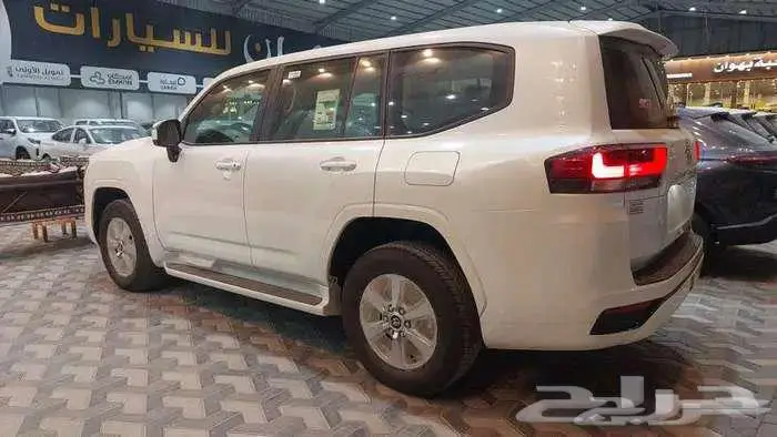 لاندكروزر جي اكس ار رقم 4 و 3 بنزين 2025 8