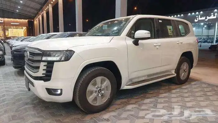 لاندكروزر جي اكس ار رقم 4 و 3 بنزين 2025 4