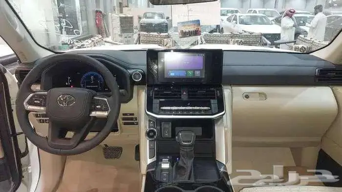 لاندكروزر جي اكس ار رقم 4 و 3 بنزين 2025 5