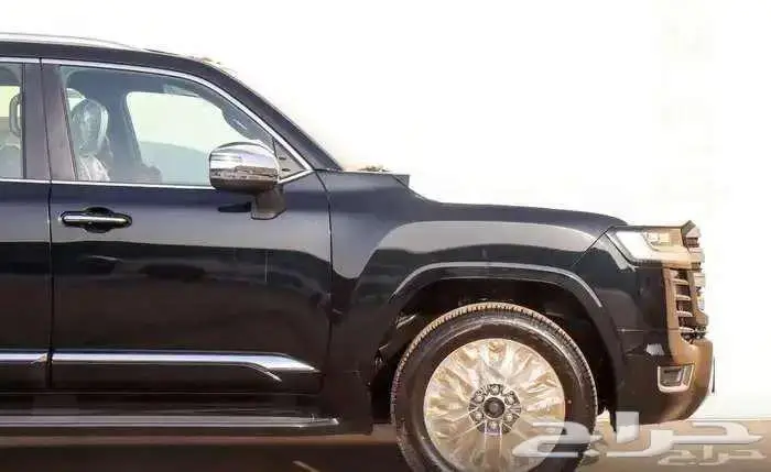 لاندكروزر VXR موديل 2025 بنزين حبه فقط لون اسود 4