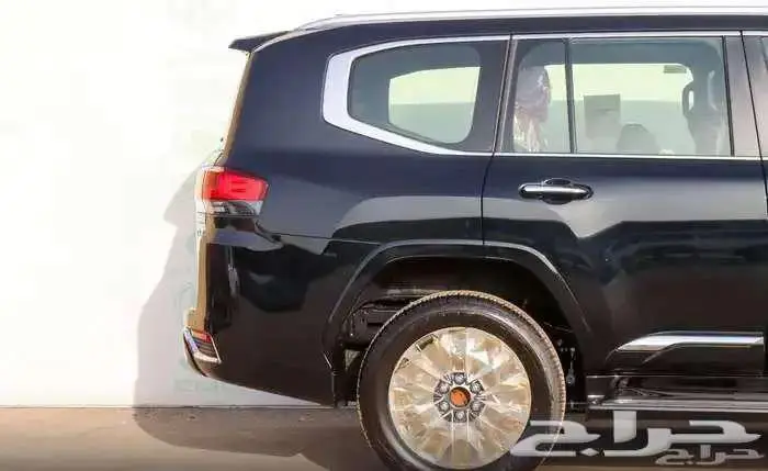 لاندكروزر VXR موديل 2025 بنزين حبه فقط لون اسود 6