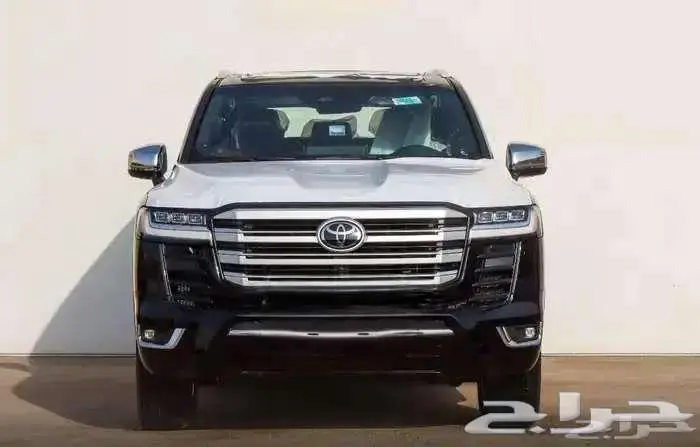 لاندكروزر VXR موديل 2025 بنزين حبه فقط لون اسود 3