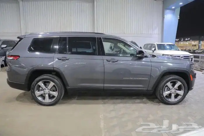 جيب جراند شيروكي ليمتد بانوراما جلد ستة سلندر موديل 2022 4