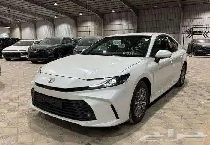 تويوتا كامرى E استندر بنزين 2025 1